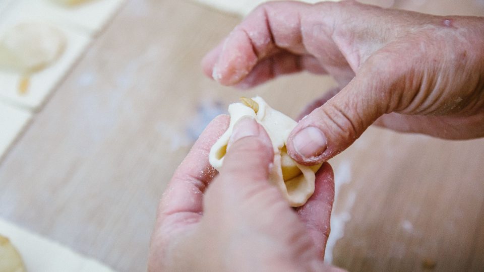 Jablíčko zabalíme tak, že k sobě spojíme protilehlé růžky