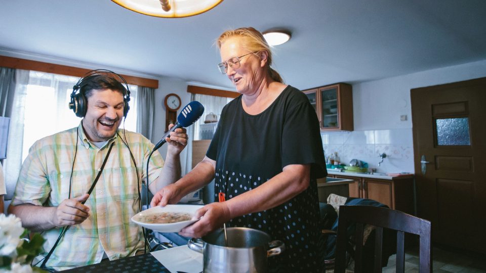 Patrik Rozehnal a Helena Shejbalová se před natáčením posilňují polévkou