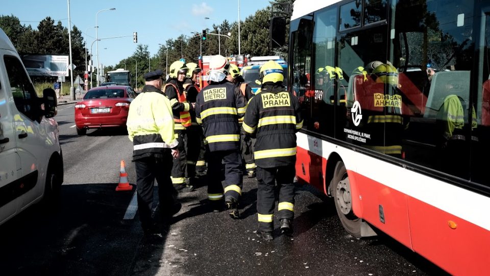 Střet autobusu MHD a nákladního vozidla v Praze 4
