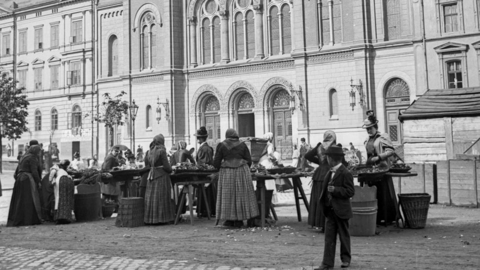 Trh se zeleninou u synagogy (kolem 1900)