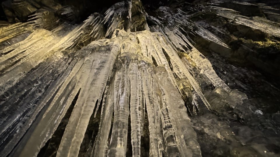 Ledopád nakonec pokryje celou skálu