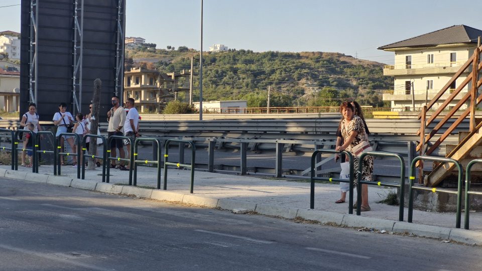 Albánie Golem, autobusová zastávka