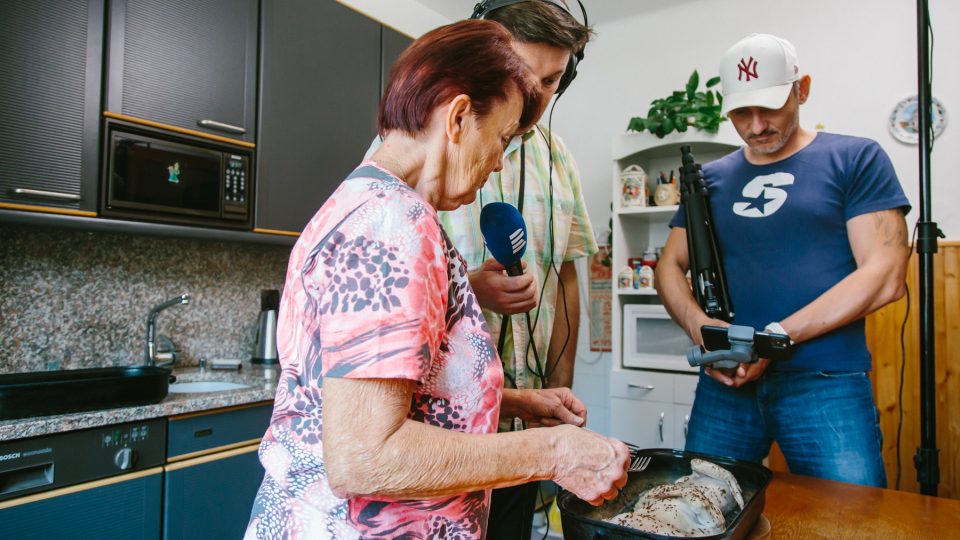 Příprava pečeného kuřete na mrkvi u Jiřiny Boučkové