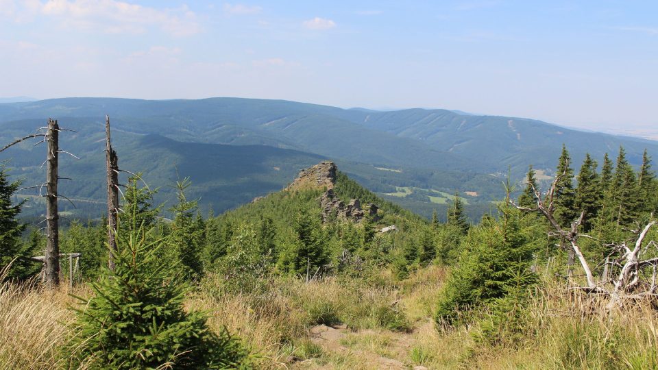 Z vrcholu Šeráku uvidíte i nedaleké Obří skály