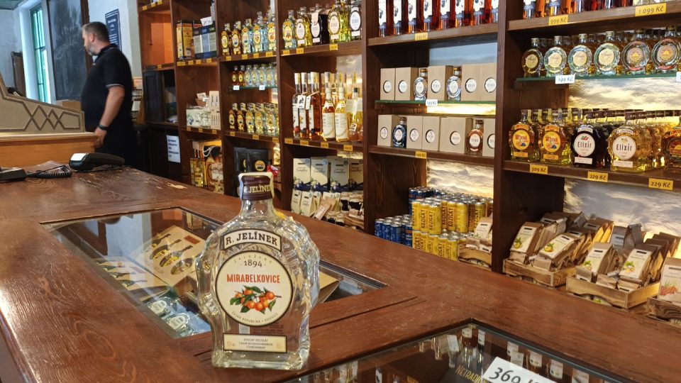 V podnikové prodejně R. Jelínek ve Vizovicích | foto: Silvie Pospíšilová, Český rozhlas V podnikové prodejně R. Jelínek ve Vizovicích