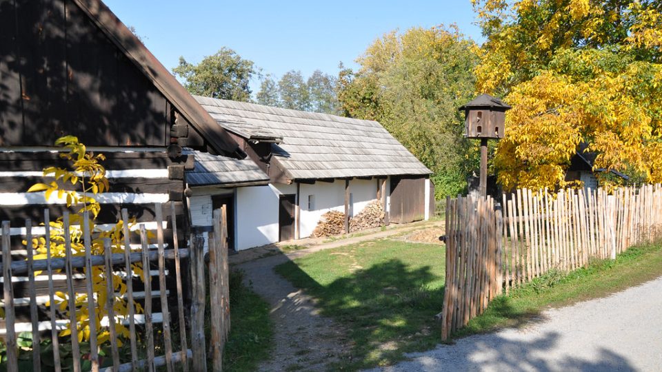 Poloroubená chalupa a sýpka z Budče ve skanzenu Kouřim