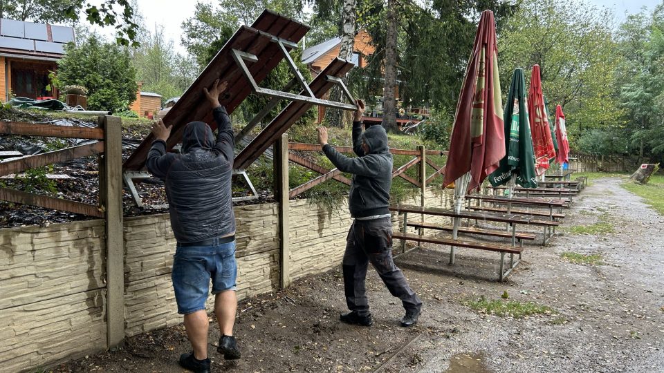 Kempy u Sázavy stěhují od vody vybavení. Je mezi nimi i kemp Omaha u Kácova