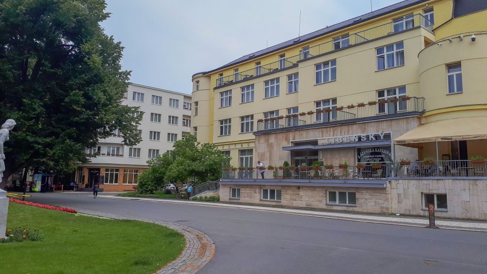 Na poděbradské kolonádě je nespočet hotelů pro lázeňské hosty