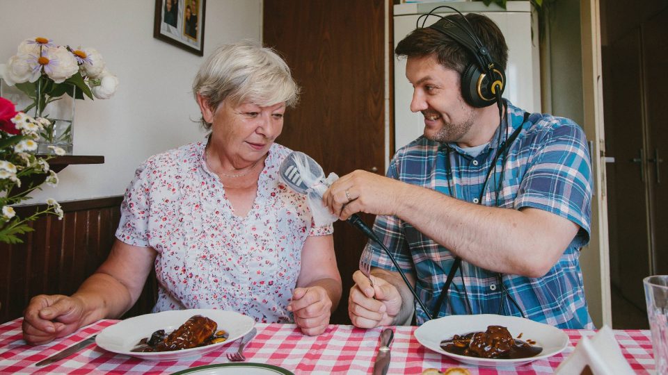 Zuzana Kučerová a moderátor Patrik Rozehnal nad soutěžním receptem