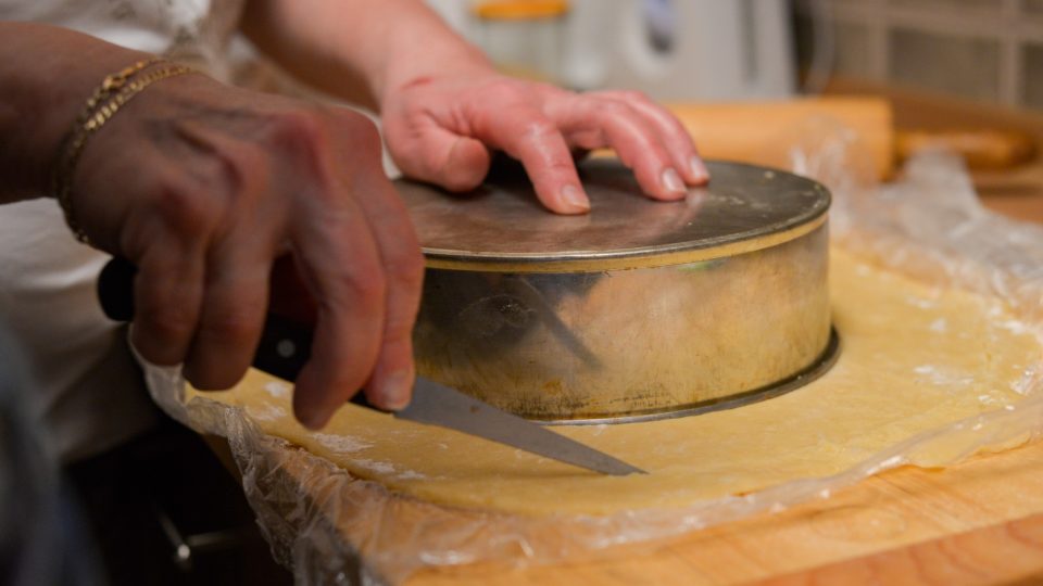 Vyřízneme kruhovou placku zvětšenou o výšku formy