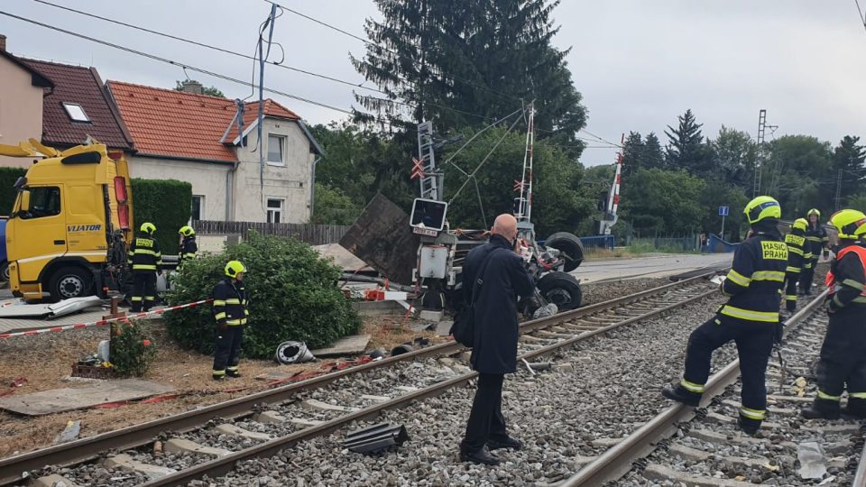 Srážka vlaku s nákladním autem u Uhříněvsi
