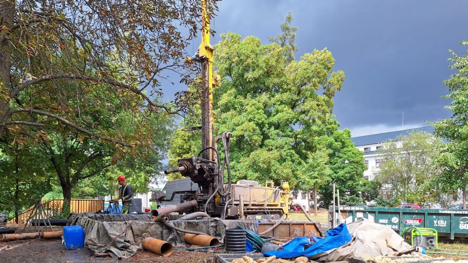V areálu Vojenské nemocnice v pražských Střešovicích pracují geologové a vrtné soupravy | foto: Ludmila Křesťanová, Český rozhlas V areálu Vojenské nemocnice v pražských Střešovicích pracují geologové a vrtné soupravy