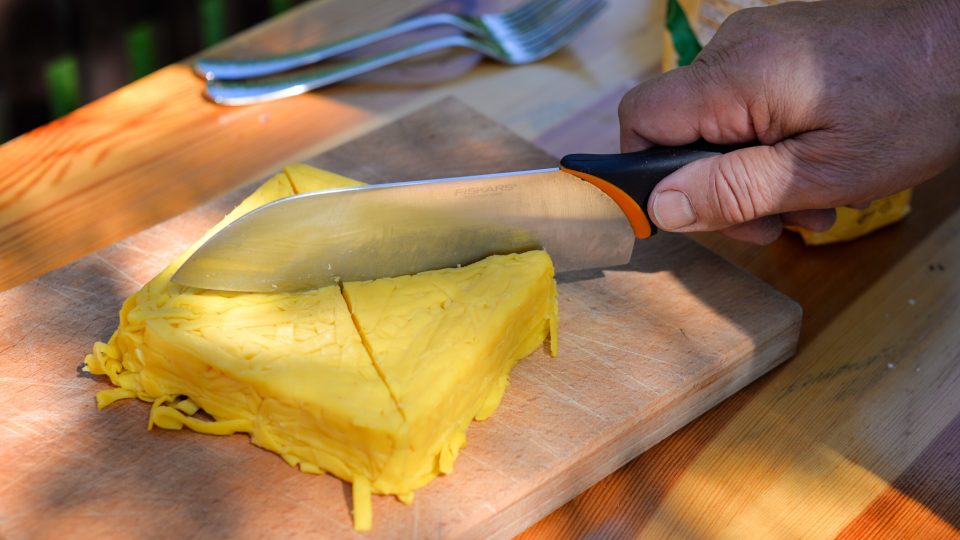 Ztuhlé nudle se rozkrájí na libovolně velké kousky