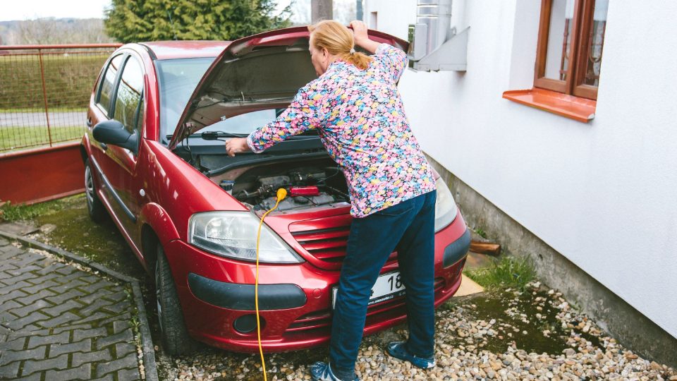 Helena Shejbalová chtěla dojet pro chlebě, ale nemohla nastartovat auto, tak upekla vlastní