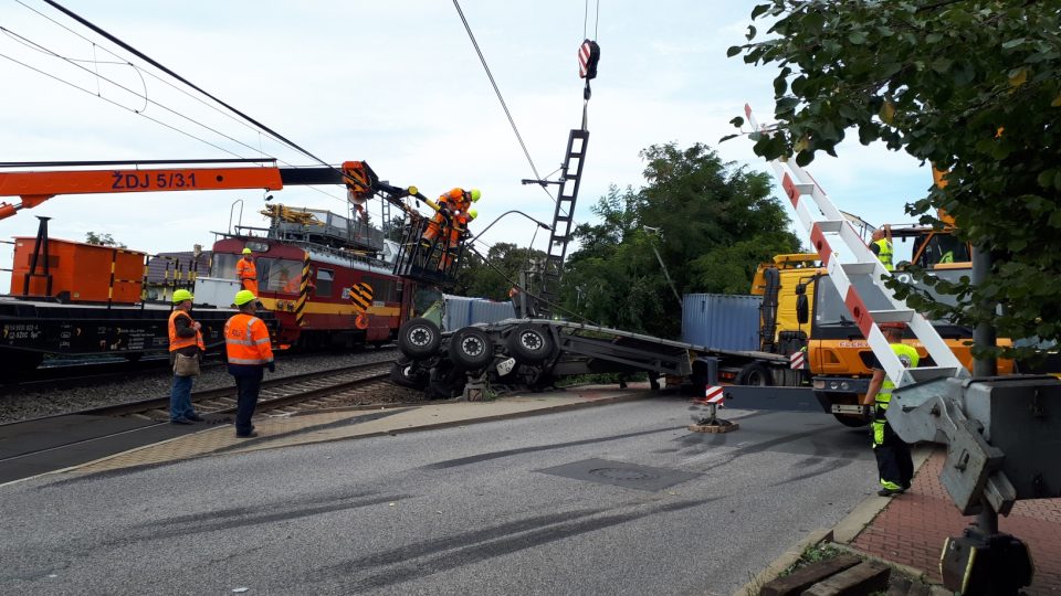 Likvidace vlakové nehody s kamionem v Uhříněvsi
