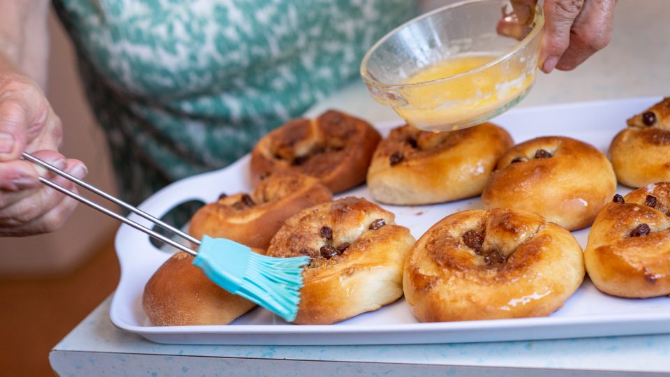 Ještě horké točence potíráme rozpuštěným máslem s rumem | foto: Martin Čuřík Ještě horké točence potíráme rozpuštěným máslem s rumem
