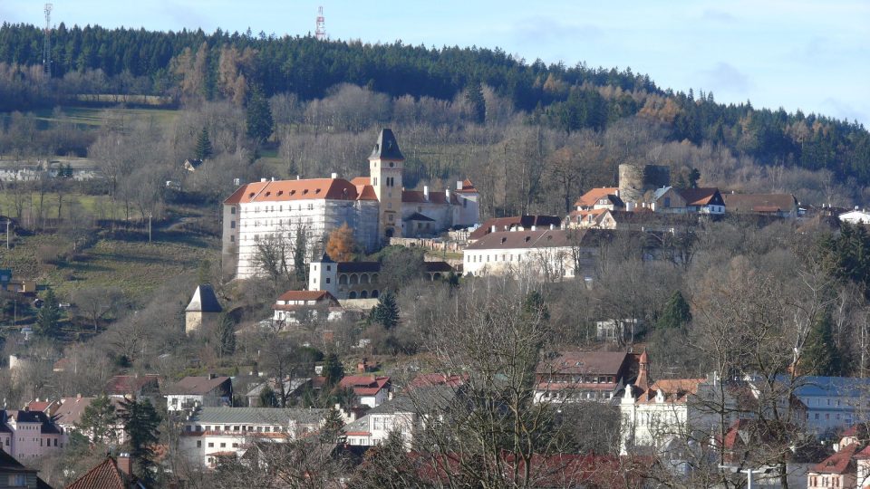 Na kopci nad šumavským Vimperkem stojí zámek, jehož součástí je i původní raně gotický hrad