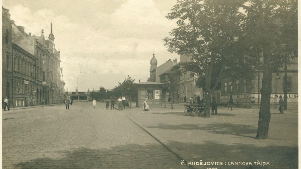 Lannova třída byla po výstavbě nového železničního nádraží v roce 1908 nejrychlejší spojnicí s centrem města. Stala se reprezentativní obchodní třídou se zástavbou nejčastěji ve stylu secese nebo historismu