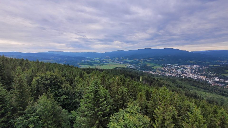 Jeseník je z rozhledny jako na dlani a stejně tak masív Šeráku a Keprníku