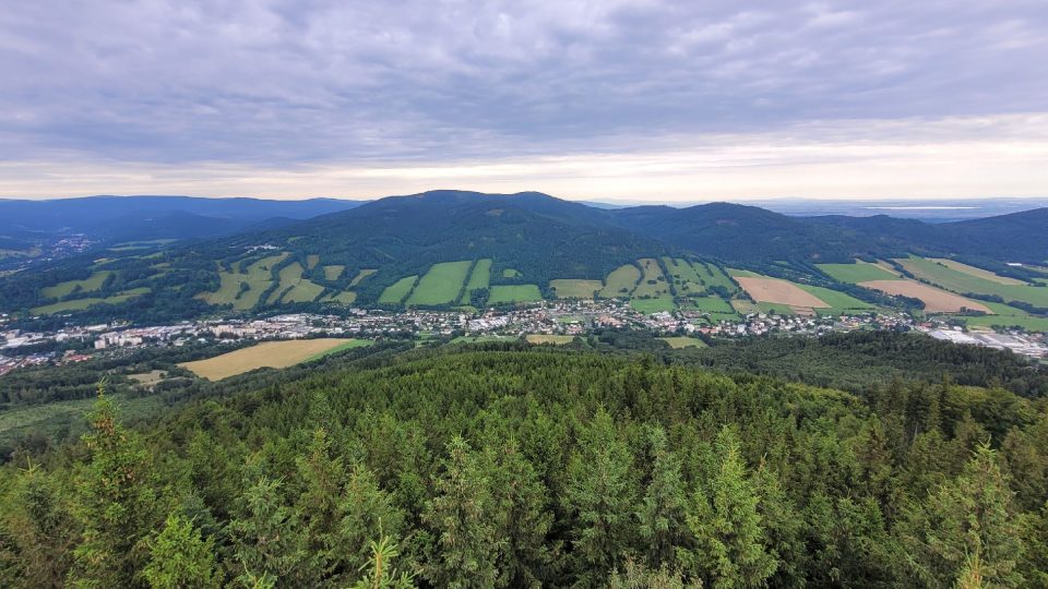 Údolí řeky Bělé a výhled na Rychlebské hory