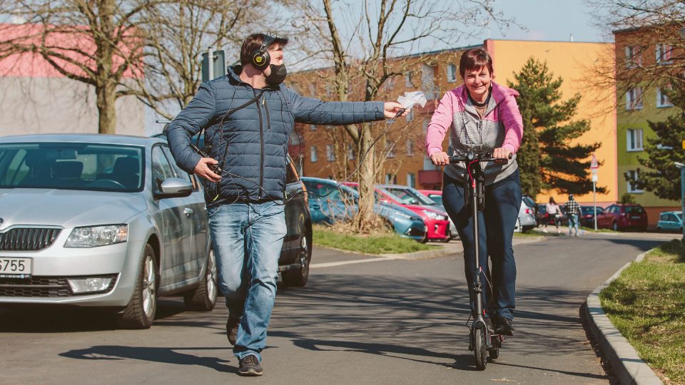 Yvona Umlaufová se s námi také poprvé v životě projela na své nové elektrokoloběžce, na které prý bude jezdit do práce