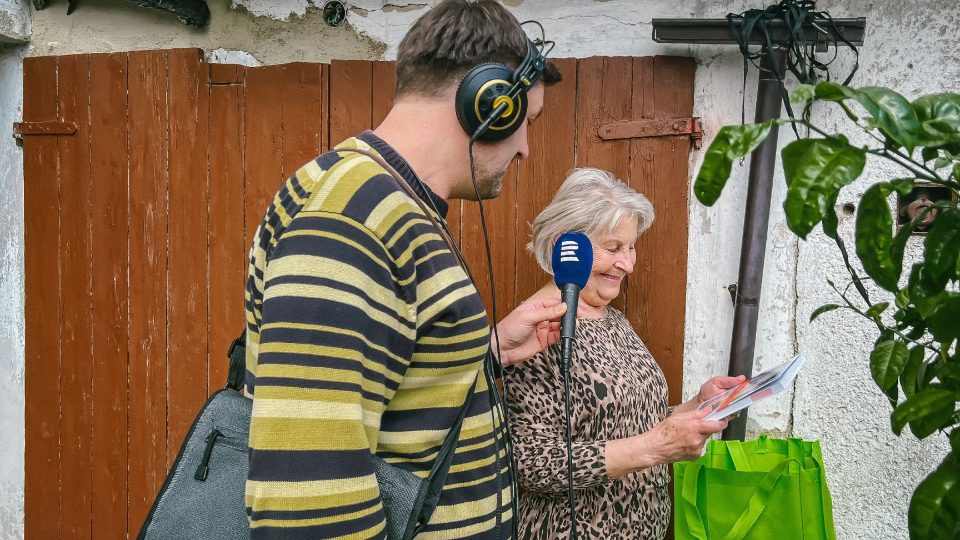 Patrik Rozehnal předává tašku naší soutěžící Martě Sikorové