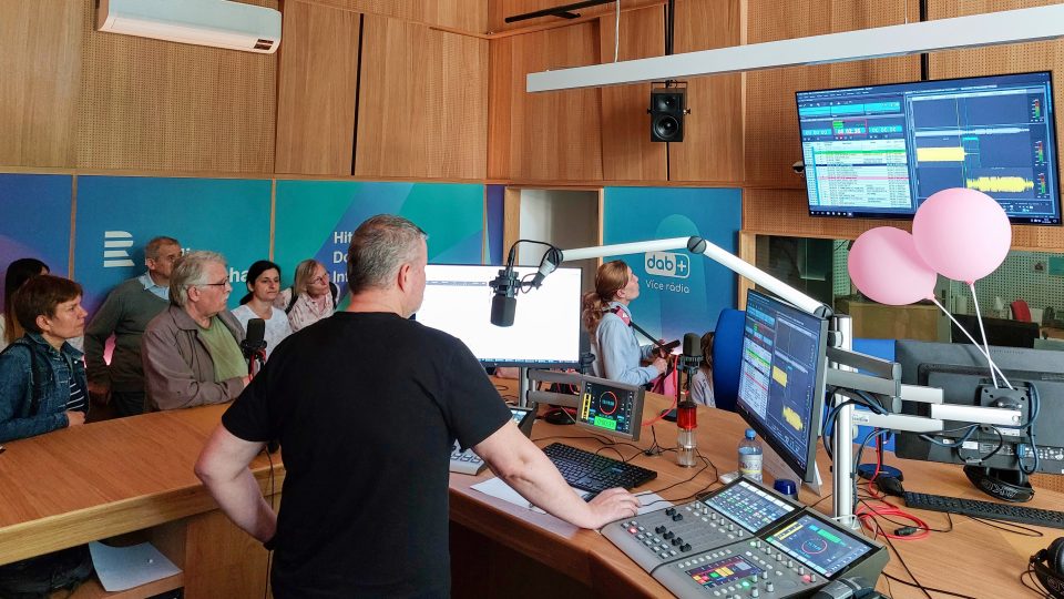 Moderátor Vláďa Malošík představil návštěvníkům celé vysílací pracoviště a techniku