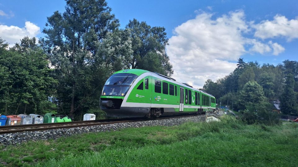 Cesta vlakem z Děčína do Kytlic vede romantickou lesní a skalnatou krajinou kolem potoků