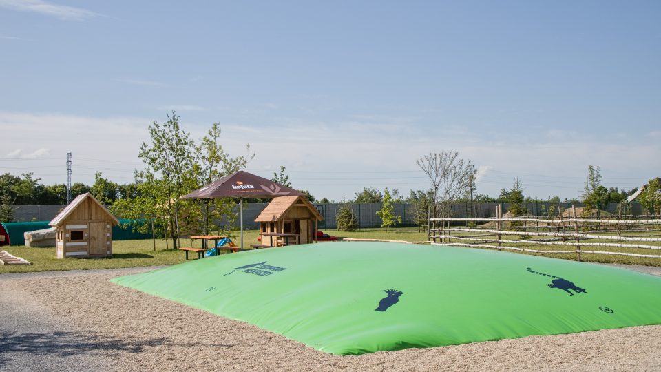 Zoopark Nehvizdy - dětské hřiště s trampolínou