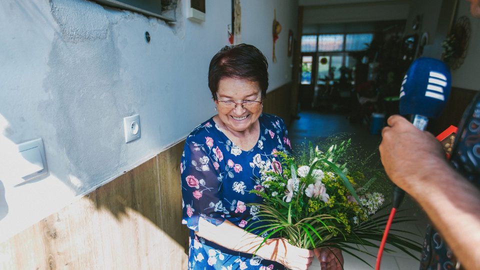 Františka Pálková přebírá květiny
