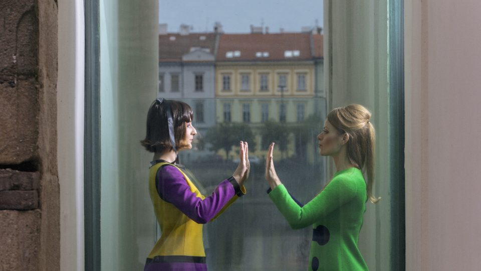 Zleva Šaty House of Courrèges (1965), boty House of Pierre Cardin (1960), modelka Petra Kosková, Šaty House of Pierre Cardin (1966), modelka Hana Holišová