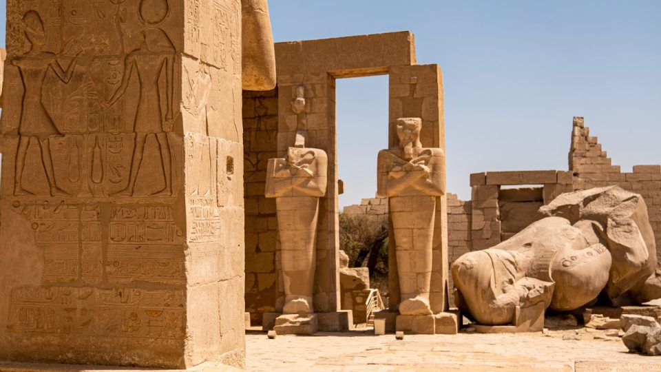 Dvě sochy Ramse a povalený kolos nepřátel - Expedice Z101 2021