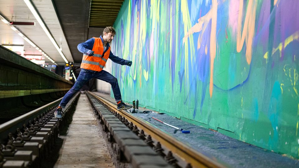 Jak vznikaly murály Michala Škapy a Matěje Olmera ve stanici metra Florenc