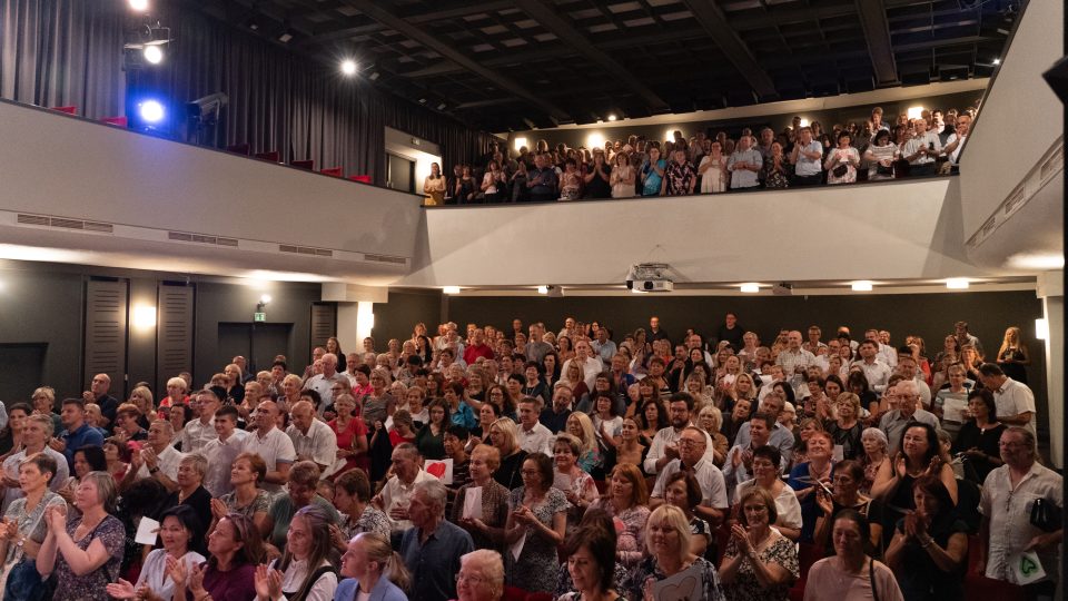 Václav Neckář se synem v pořadu Na pohovce Jožky Kubáníka, Slovácké divadlo v Uherském Hradišti 2023, diváci