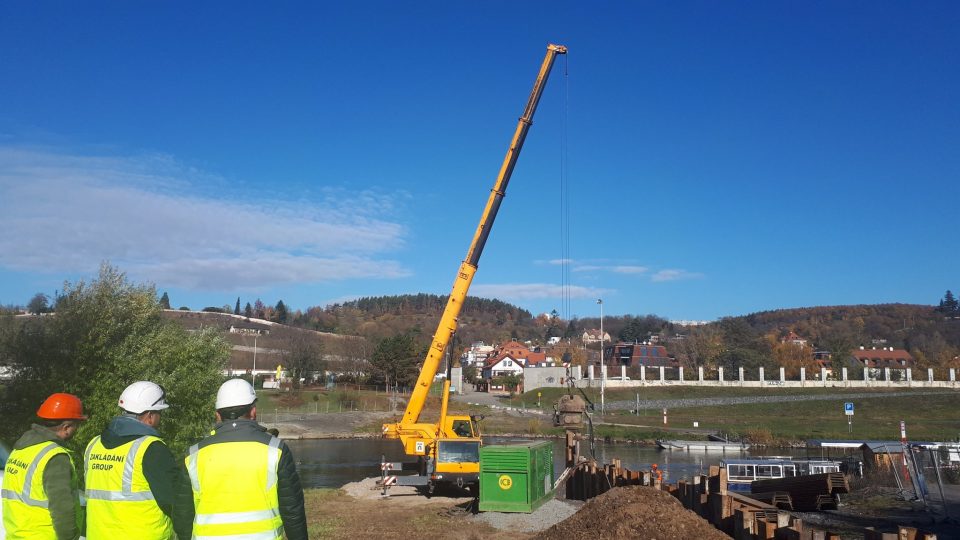 Začala stavba nové Trojské lávky v Praze