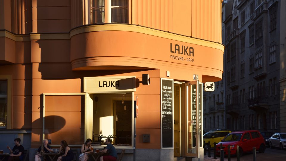 Pivovar Lajka nabízí své výrobky v domácím Café Lajka