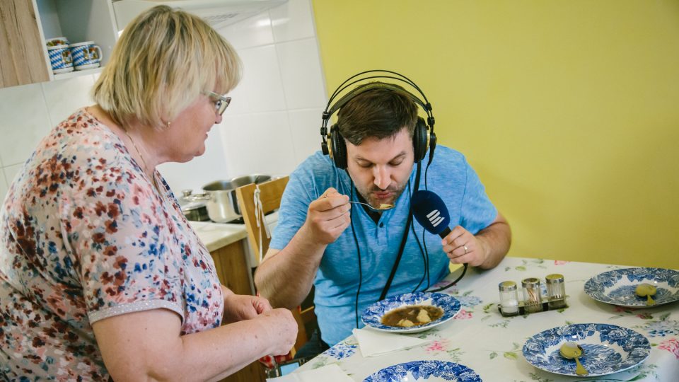 Patrik Rozehnal ochutnává hotovou polévku