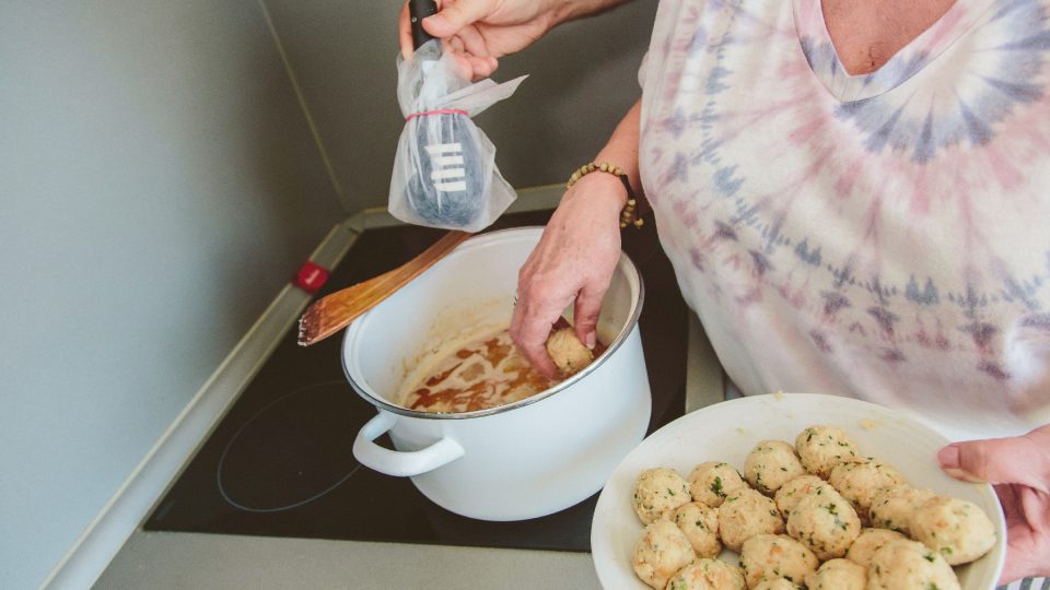 Jindřiška Adámková zpracovává nádivkové knedlíčky