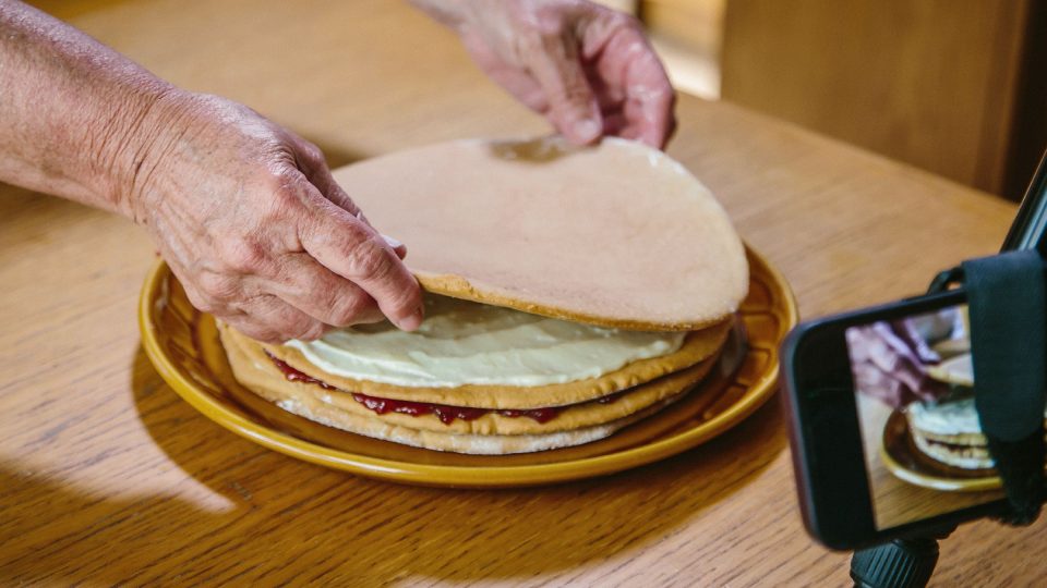 Placky střídavě mažeme krémem a marmeládou