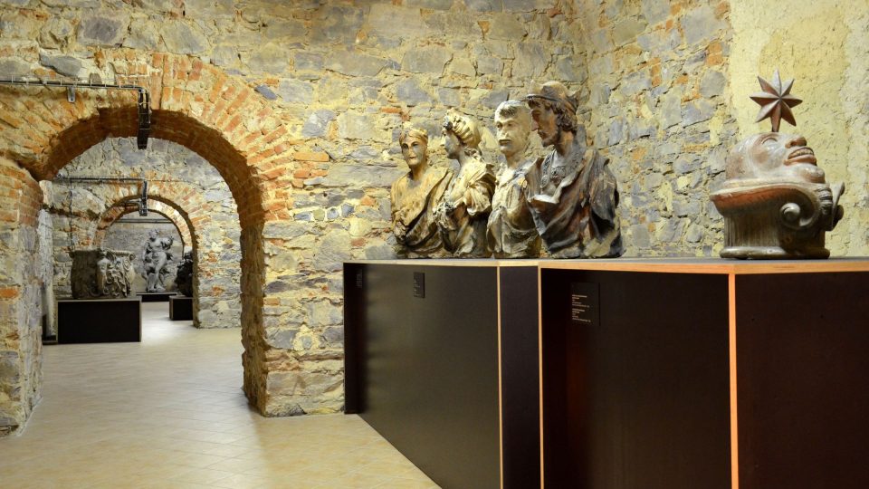 Ve sklepení zámku se nachází expozice originálů soch z pražských zahrad