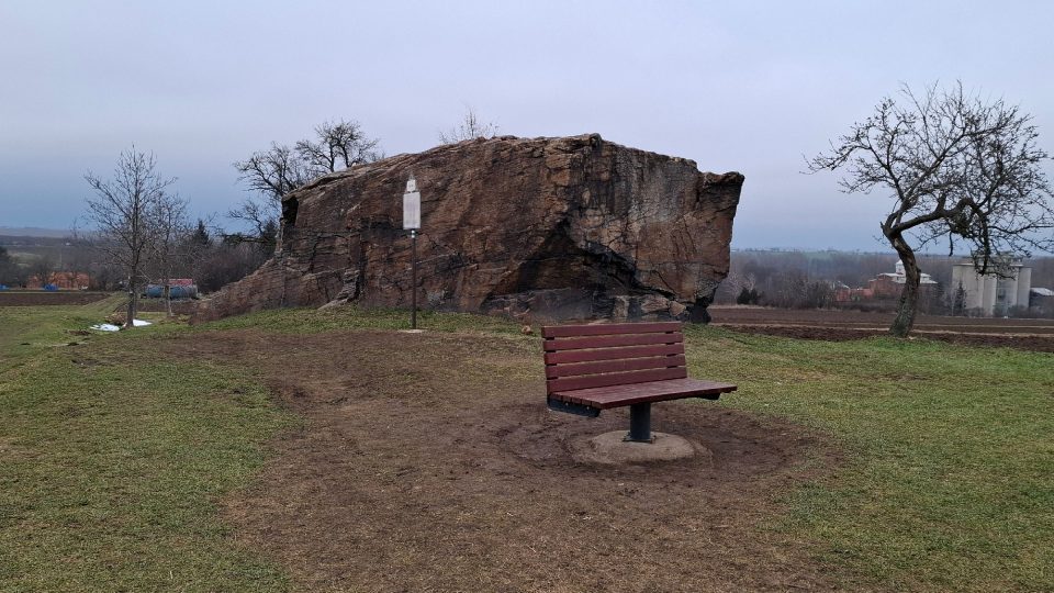 Lechův kámen stojí v okolní přírodě zcela osamocený