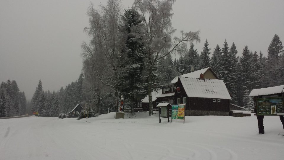 Parkoviště na Skřítku je východiskem cest do Jeseníků i do Hraběšické vrchoviny