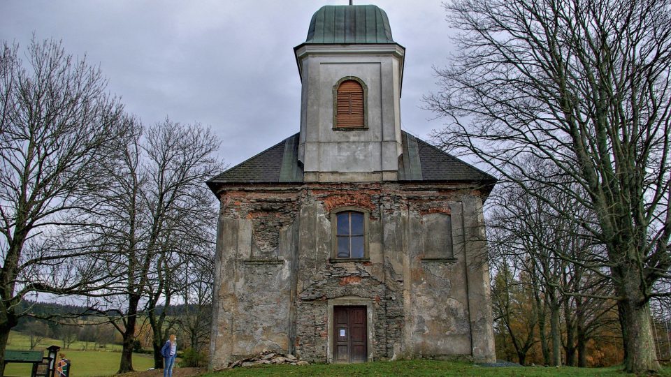 Průčelí kostela sv. Matouše nad osadou Jedlová