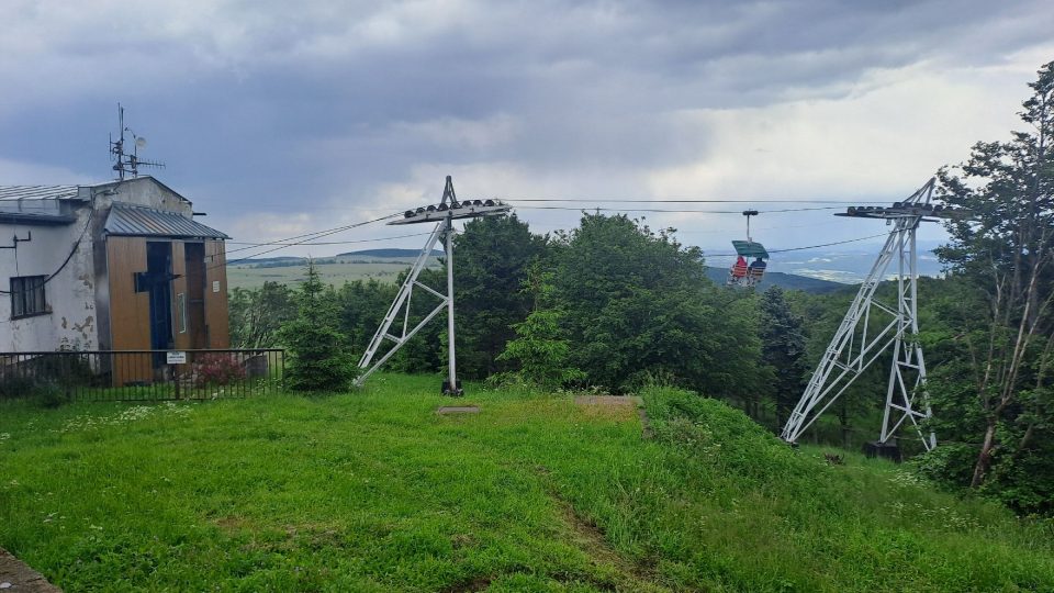 Sedačky opouštějí stanice v intervalu 30 sekund, vzdálenost mezi nimi je 80 metrů