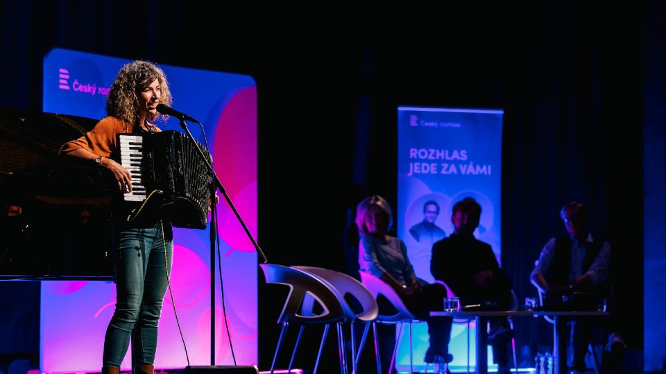 Vystoupila Kaczi, která se doprovázela nejen na harmoniku