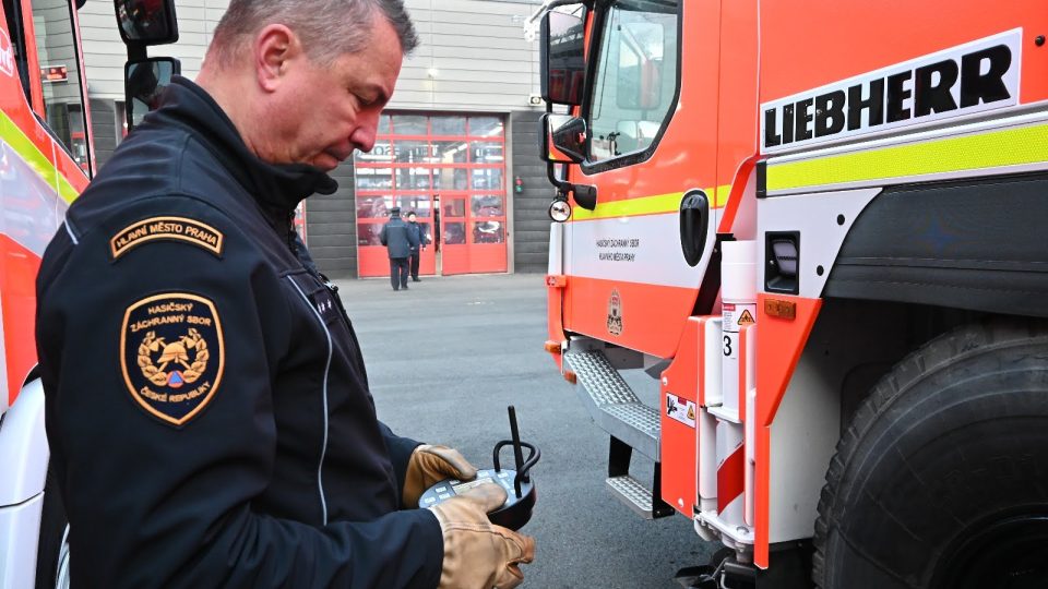 Na dvoře holešovické stanice ukázali hasiči vzorek své techniky