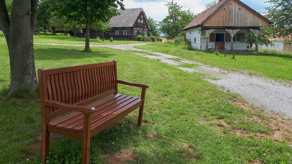 Pohled na náves. V pozadí rychta z Podkrkonoší