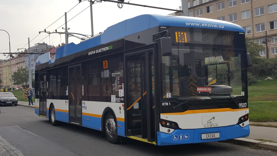 Do modro-bílého trolejbusu EKOVA ELECTRON 12T se vejde celkem 86 lidí.