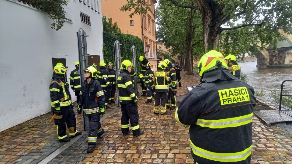 Budování protipovodňových zábran na pražské Kampě