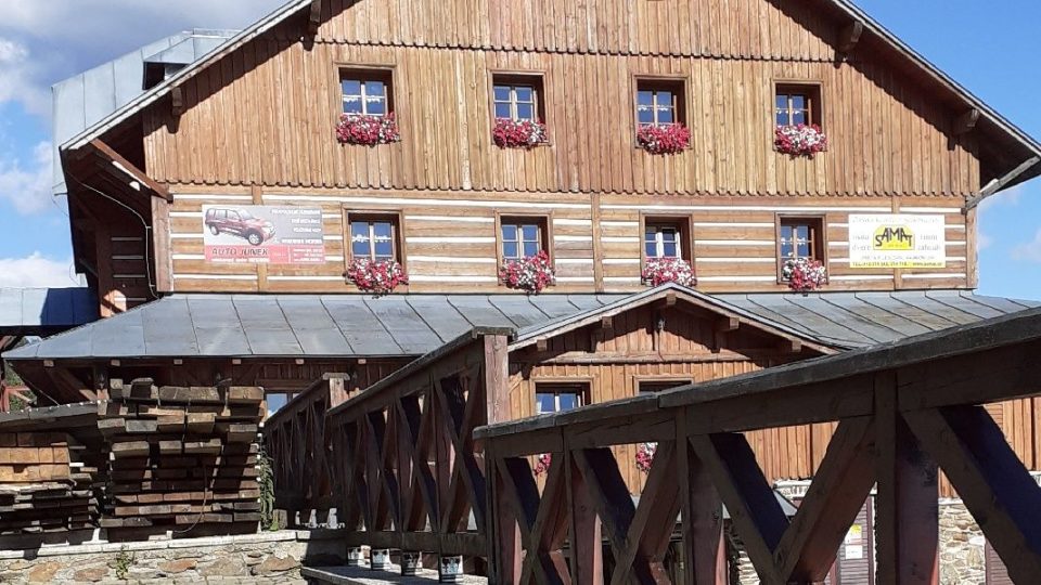 Horský hotel vyrostl na místě původního hospodářského stavení a pozdější turistické ubytovny, která v roce 1990 vyhořela